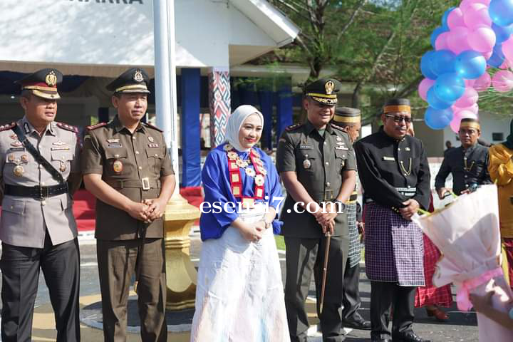 Hardiknas di Mamuju Dimeriahkan Peserta Memakai Baju Adat