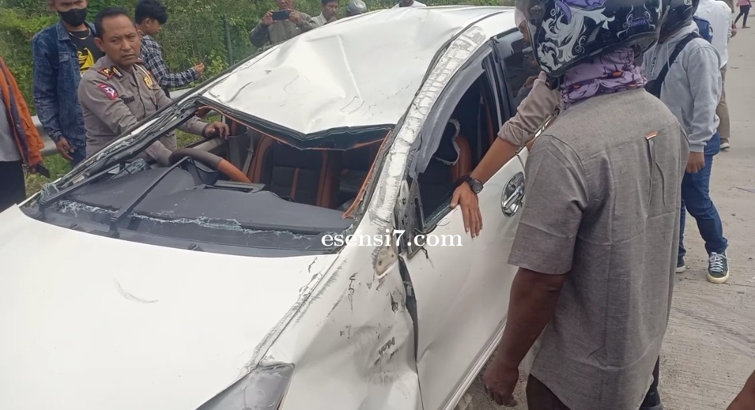 Mobil Avanza Putih di Jl. Arteri Mamuju, Tabrak Pembatas Jalan Hingga Timpa Pengendara