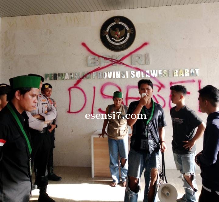 HMI Mamuju Segel Kantor BPK RI Perwakilan Sulawesi Barat