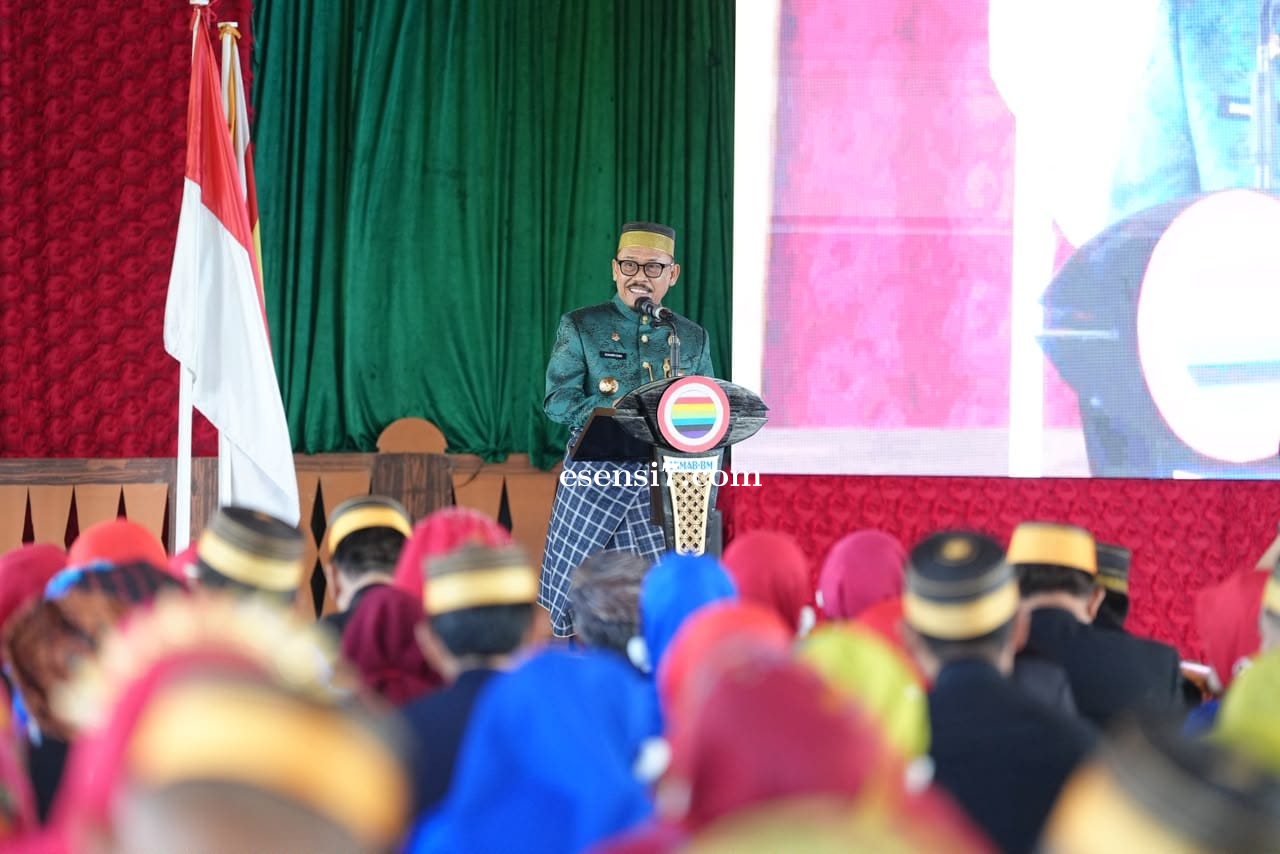 Gubernur SDK Dikukuhkan dan Terima Penghargaan dari Pemangku Adat Arajang Balanipa Mandar