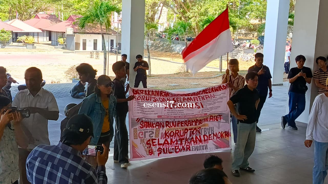 Kawal Aspirasi Rakyat, Satpol PP Sulawesi Barat Kawal Aksi Unjuk Rasa di DPRD Sulbar
