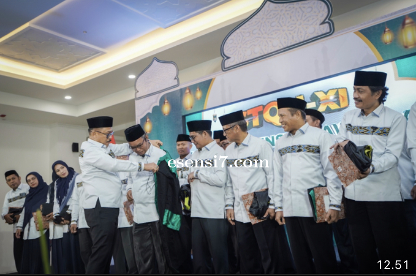 Gubernur SDK dan Wagub Salim Serahkan Bantuan Hibah dan Beasiswa di Pembukaan STQH XI Sulbar