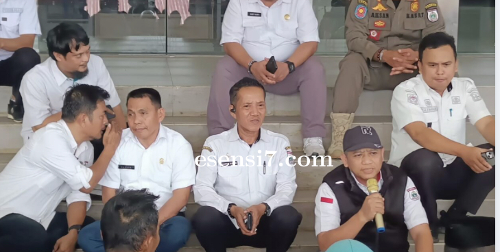 SEKRETARIAT DPRD SULBAR TERIMA UNJUK RASA ALIANSI MASYARAKAT GENTUNGAN RAYA