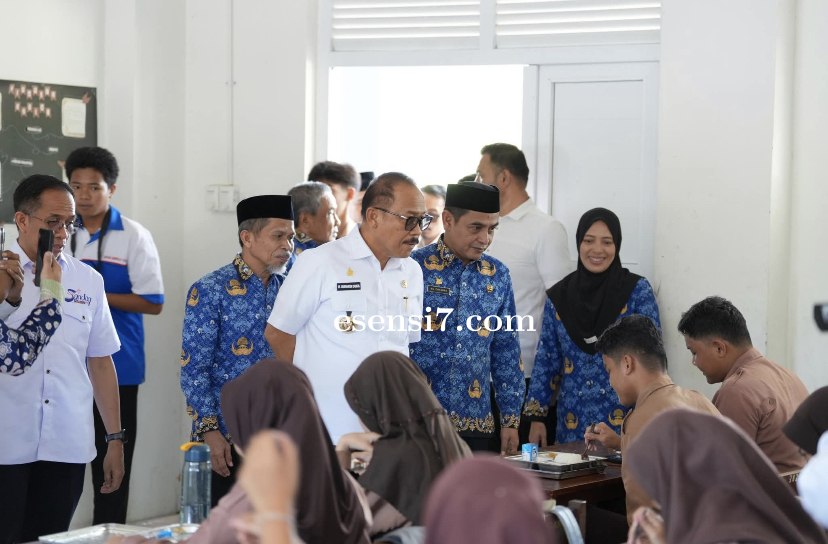 Kepala BPKPD Sulbar Dampingi Gubernur Suhardi Duka Tinjau SMKN 1 Rangas, Pastikan Program MBG Berjal