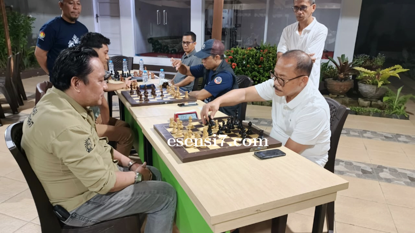Gubernur Sulbar dan Ketua Percasi Lakukan Eksebisi Catur Jelang Launching Maskot Kejurnas 2025