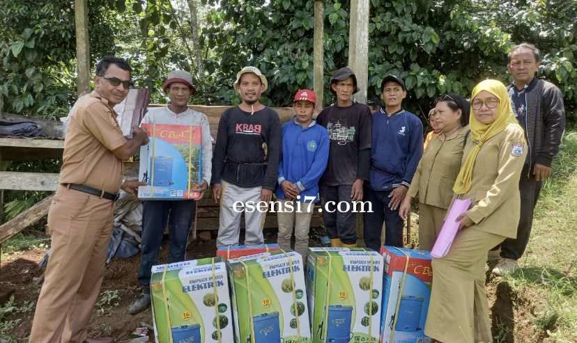 Dinas Perkebunan Sulbar Serahkan Bantuan Sprayer untuk Kelompok Tani Manakarra Mamuju