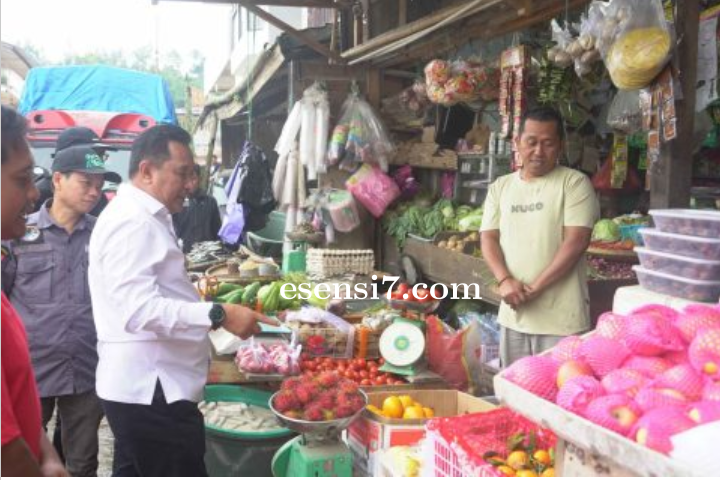 Kunjungi Pasar Mamasa, Pj. Bahtiar Cek Ketersedian dan Harga Bahan Pokok