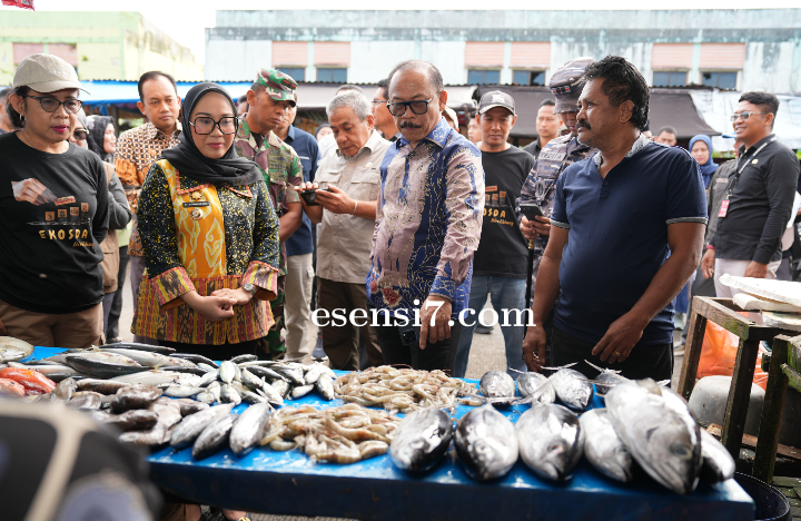 Gubernur Sulbar Tinjau Pasar, Pastikan Stok Pangan Aman Jelang Lebaran